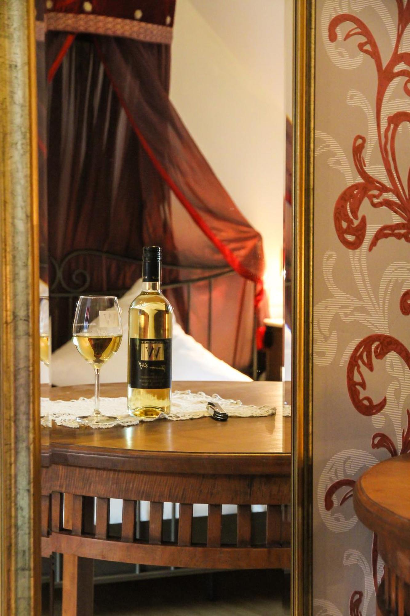 Weingut Weinstube Weinhotel Wolf Harxheim Экстерьер фото